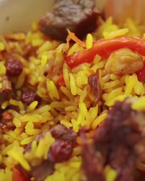 Плов с жёлтой морковью, красным перцем и мясом
