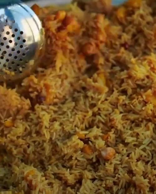 Приготовление плова: рис перемешивают шумовкой