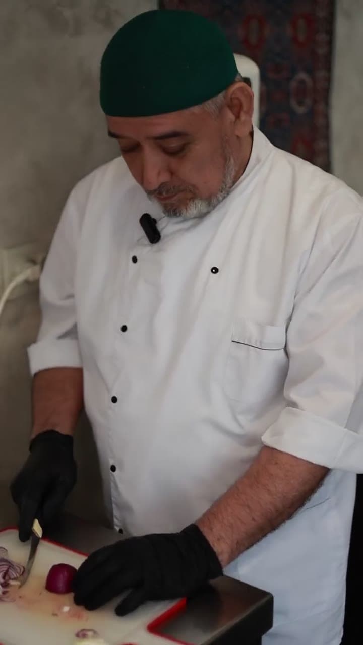Повар за работой на кухне